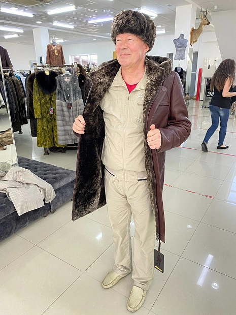 Мужчина в коричневой